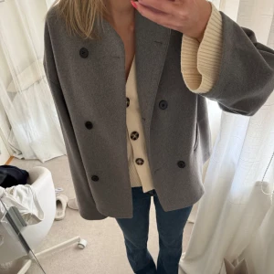 Grå vårkappa från NA-KD - Säljer denna superfina korta kappa, perfekt som vårjacka! Knappt använd med ett nypris på ca 1000kr,, storlek 34 från Nakd, sitter som en S 💕 villig att diskutera pris 💓