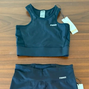 Nytt stronger set, etiketter kvar  - Helt nytt oanvänt stronger set med etiketter kvar. Topp i storlek S och leggings i M. 580 kr för båda! 
