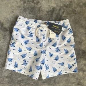 Ralph Lauren badshorts  - Ralph Lauren badbyxor | Helt nya, lapp kvar | Storlek M (10-12) passar ungefär en 13 åring | Riktigt feta till sommaren och nypriset ligger runt 1000kr 🩳🍾