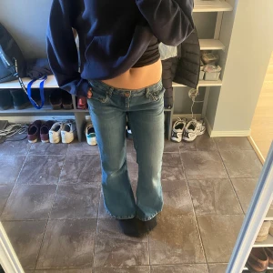 Blåa utsvängda jeans  - Snygga lågmidjade jeans från Urban Outfitters som inte kommer till användning!! De är lite korta på mig som är 168 och sitter lite stort i midjan på mig som brukar ha strl 26/27 för referenspunkt. Nypris 700kr❣️