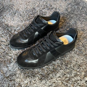 Maison margiela skor  - Ett par sjukt feta maison margiela gats i 9/10 skick 🤩skorna är storlek 43 men passsar även storlek 44 ✅hör av dig vid minsta fundering 💭 