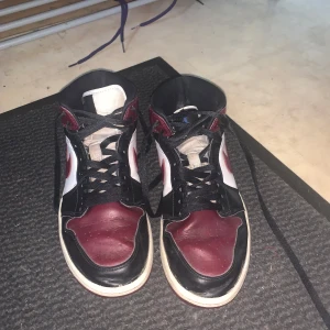 Nike Air Jordans ”dark beetroot” - Ganska slitna undertill vilket syns på bild 4 men för övrigt helt ok skick. Originallåda fås med.                 Strl 40 Uppsala (kan såklart frakta)                                                   Nypris ca 3500kr