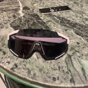 Sportiga solglasögon från Prada - Tjo säljer ett par flashiga Prada solglasögon . I 9/10 skick glajora har legad kvarglömda i min lägenhet pågrund av att mitt ex har glömt dom så har ingen aningen om dom är äkta eller inte och där på grund av priset.