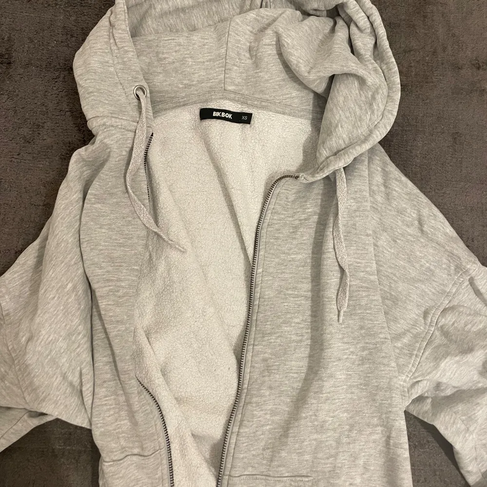 Säljer min zip-up gråa hoodie som är sååå najs!! Man kan ha den när som helst, till skolan,gymmet eller bara chilla i. Från bikbok i storlek Xs men skulle säga att den är större i stoleken!🩶. Neuletakit & Villapaidat.
