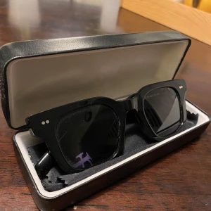 AllCapOne brillor - Svarta brillor ifrån AllCapOne. Har ej kommit till användning eftersom de inte satt bra på mig! Men väldigt feta överlag! Hör görna av er för fler eventuella frågor!