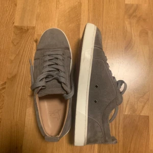 Loubs - 10/10 skick bara lite smutsig sula som lätt går att tvätta, vilket jag självklart gör innan frakt👍 Storlek 40 men passar 40,5. Diskuterbart pris.