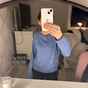 Blå stickad tröja - Säljer en stickad tröja från vero Moda skriv om ni har några frågor. Den är i storlek M men passar bra på mig som brukar ha S💕