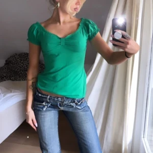 Söt grön topp  - Grön topp som passar fint till sommaren☺️. Är i storlek L/XL, men passar även mindre storlekar som M och S. Har en fin detalj typ en knytning framtill. 