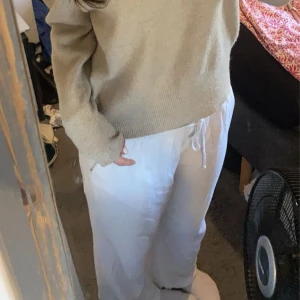 Vita linnebyxor  - Säljer ett par vita linnebyxor i storlek M (sitter som typ som S) Byxorna har en loose passform och är perfekta för en avslappnad stil. De är tillverkade i ett mjukt material som ger en bekväm känsla hela dagen.