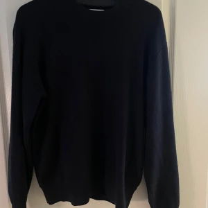 Cashmere från Zara  - Säljer en cashmere från Zara . Tröjan har en klassisk design med rund hals och långa ärmar. Perfekt för en minimalistisk look. Passar bra till både jeans och chinos.