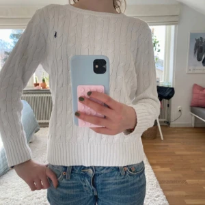 Ralph lauren sweatshirt  - Kabelstickad, köpt i USA, fint skick använd sällan. Har ett litet hål (se bild 4) men går att sy igen🫶💕nypris - 1700