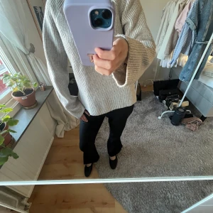 Svarta kostymbyxor med slits - Säljer ett par svarta lågmidjade kostymbyxor med slits nedtill. Passar perfekt till många tillfällen. Byxorna är ”medel” lågmidjade.