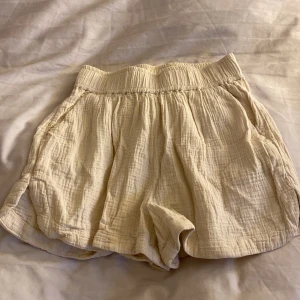 Beige shorts från Kappahl - Säljer ett par bekväma beige shorts från Kappahl. De är tillverkade i ett mjukt och luftigt material. Perfekta för varma sommardagar. Storlek xs. 