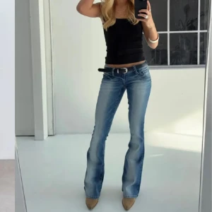 Gina Young Scandi low 14+ blå jeans - Säljer Ginas populära scandi jeans som är super lågmidjade. Modellen är 170 cm🩷🩷prislappar är kvar! Helt slutsålda på hemsidan och i butiker. Kan gå ner i pris vid snabb affär
