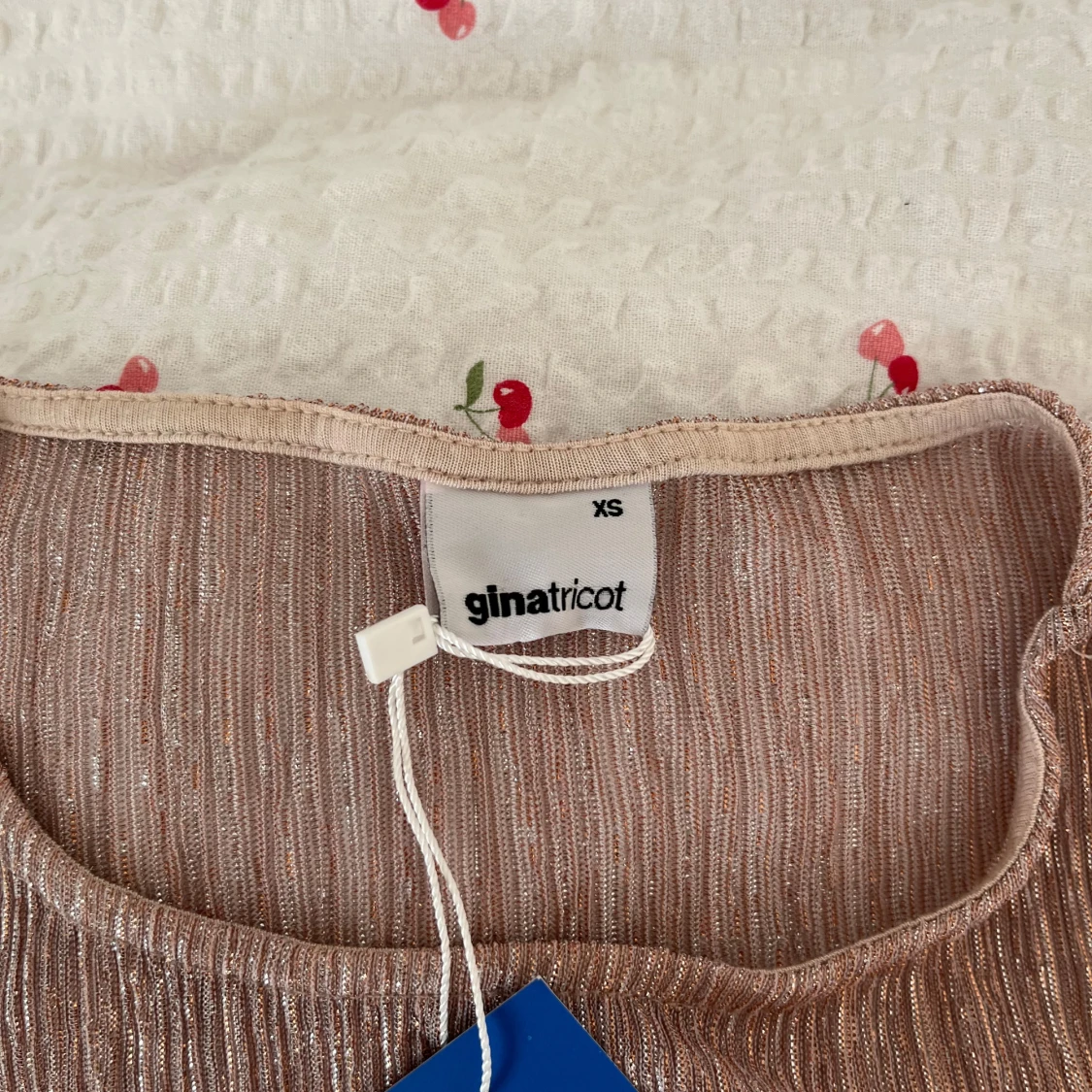 Rosa glittrig topp från Gina Tricot - 1