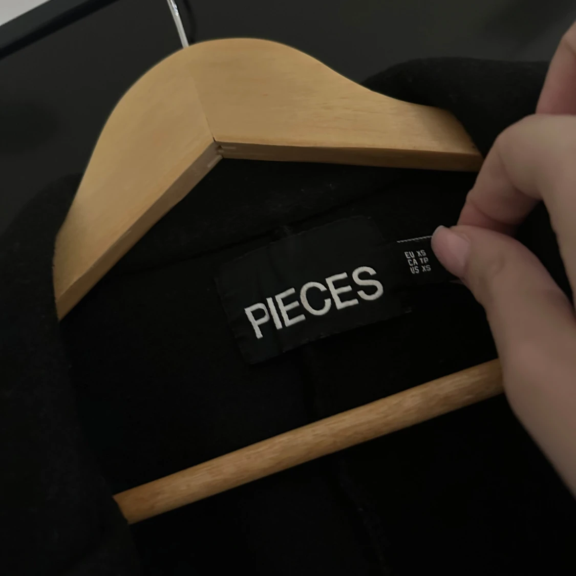 Svart kappa från Pieces - 4