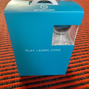 Sphero robotboll - Säljer en Sphero Mini programmerbar robotboll med tillhörande tillbehör. Inkluderar aktivitetskort, byggsats och USB-kabel. Perfekt för att lära sig programmera och ha kul samtidigt. Kommer i en snygg blå förpackning med texten 'Play. Learn. Code.' Roboten styrs i en app som heter ”Sphero play”. Det finns ett skydd så att roboten inte blir repig. Skriv gärna om ni har några frågor eller funderingar. Säljer pga att den knappast andvänds. Nypris ca: 650kr. ( Modellen heter ”Mini”).