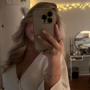 Vit ribbad kofta - Säljer en stilren vit ribbad kofta med knappar framtill. Perfekt för lager-på-lager och passar till många olika outfits. Koftan har medel långa ärmar och en bekväm passform. Finns en defekt på underarmen men inget man tänker på när man bär den. Nu pris: 500kr