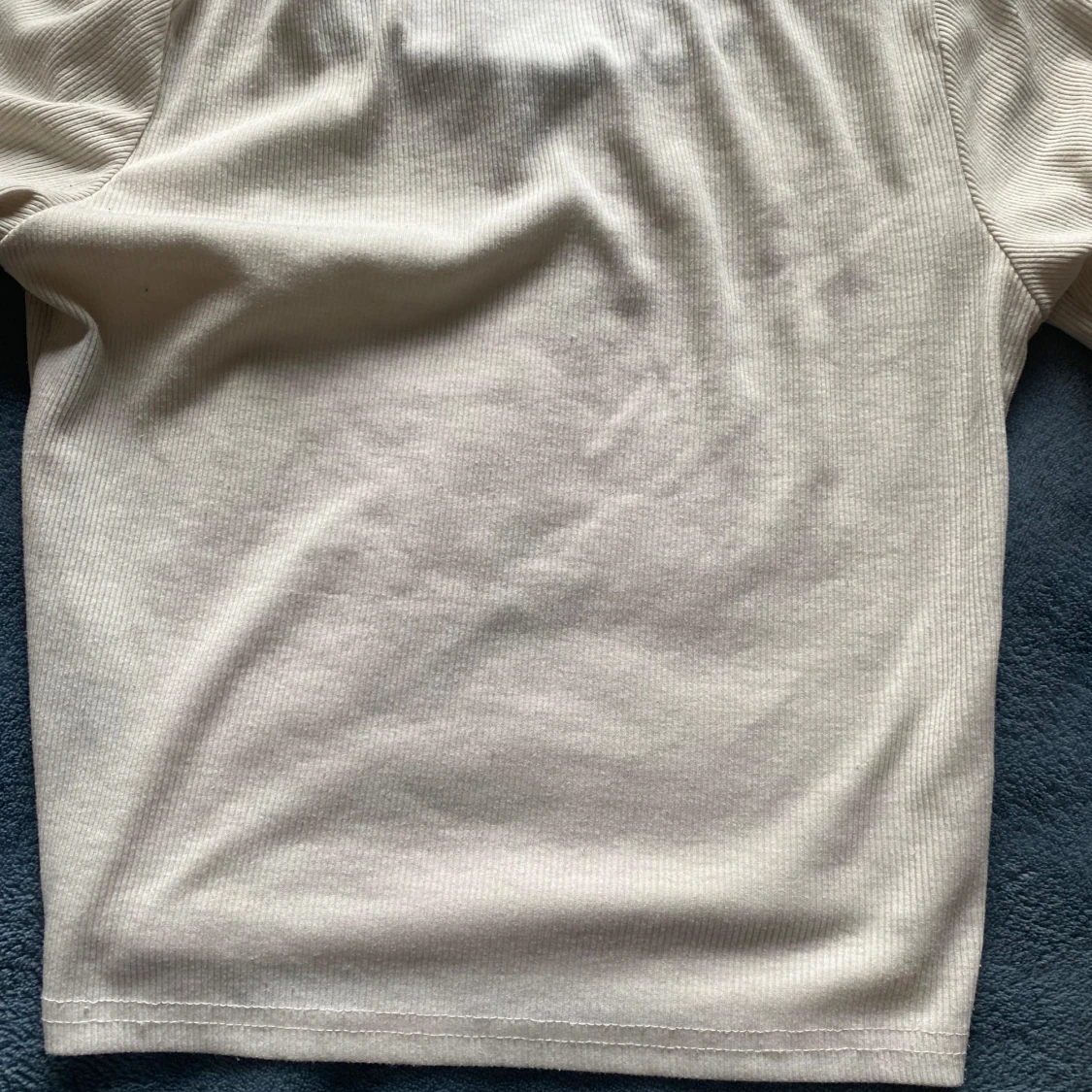 Vit ribbad topp med svart kant - 1