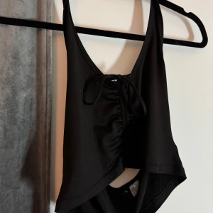 Halterneck topp med knytning - !LÄS BIO INNAN KÖP! Säljer denna halterneck topp då den aldrig kommer till användning. Passar bra som fest topp eller för sommaren!