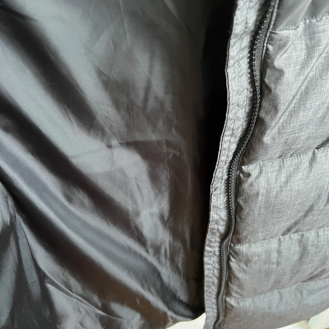 Grå och svart dunväst från WAVE - 4