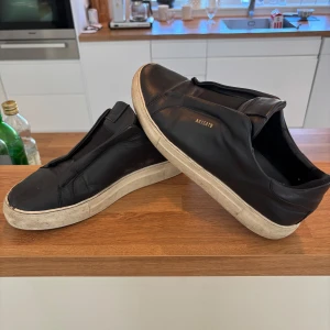 Axel arigato skor  - Tja! Säljer nu dessa Axel arigato skor för att de ej kommer till användning, skicket är 6-7/10 och har mest slitningar framme vid tån( bild 4/5). Priset går att diskutera! Hör av vid frågor!