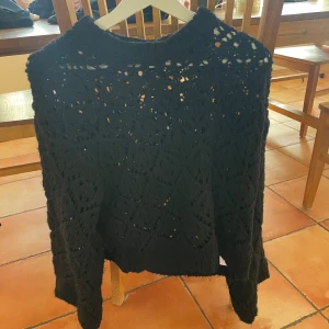 Svart stickad tröja från Zara - Svart stickad tröja från zara storlek s