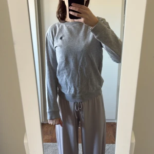 Grå sweatshirt från U.S. Polo Assn. - Säljer en klassisk grå sweatshirt från U.S. Polo Assn. med rund hals och ribbade muddar. Jag som är storlek XS-S upplever att den passar oavsett storleken, inte för kort i armarna eller trång. Köptes för mycket länge sen men knappt använd. 