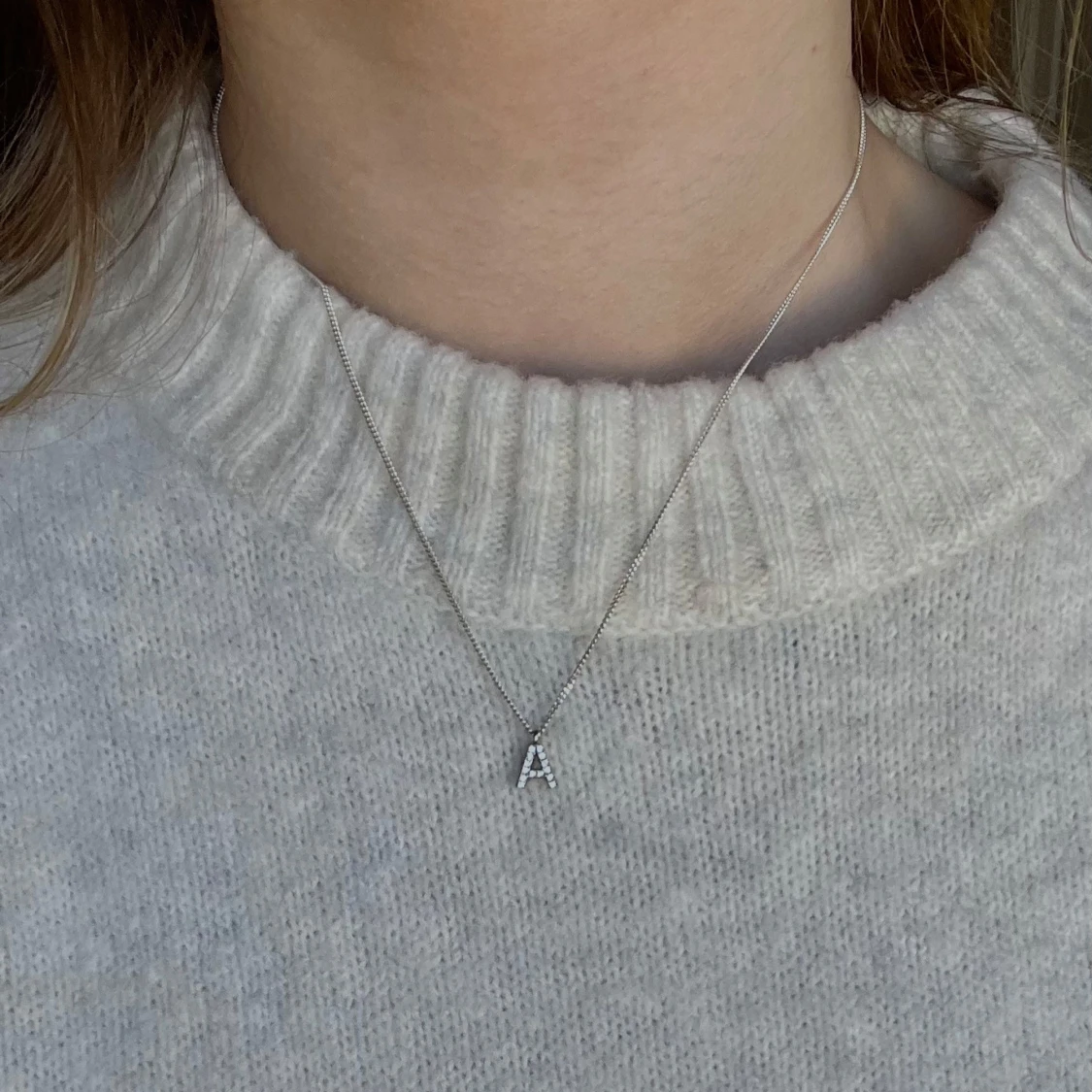 Silverhalsband med bokstavsberlock A