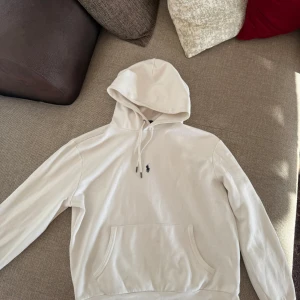 Vit hoodie från Polo Ralph Lauren - Tja! Säljer denna fina nya Ralph lauren hoodien i storlek M. Den är i nyskick och den har inga skador. Säljer den eftersom jag inte tycker den sitter så bra på mig och jag inte kommer att använda den. Så om ni är intresserade hör av er till mig!