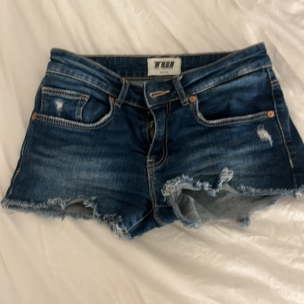 Säljer ett par snygga blå jeansshorts från Totally Unstoppable. Säljer för dom inte passar nå mer skriv för mer info🩷. Shortsit.