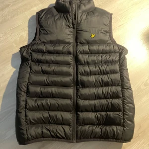 Svart från Lyle & Scott - Svart Lyle & Scott väst. (Nyskick) perfekt för sommaren och våren. 