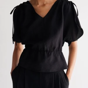 Svart blus med v-ringning - Jätte fin aldrig använd. Pris kan diskuteras 