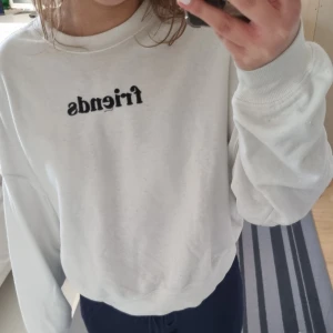 Vit sweatshirt med tryck - Säljer en vit sweatshirt med texten 'friends' på framsidan och 'forever' inuti ett hjärta på baksidan. Tröjan har långa ärmar och en rund halsringning. Från H&M. Nypris: 299 kr