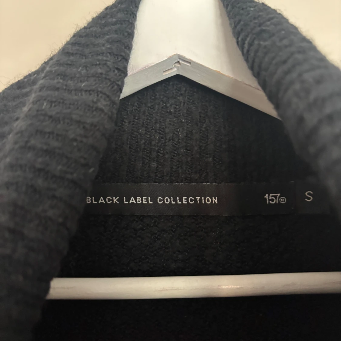 Svart stickad polotröja från Lager157 - 1