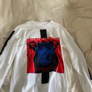 Bladee cold visions Syndaflod - Köpte den på släpp och den har aldrig används. Letar egentligen efter någon som kan tänka sig byta ut den mot en storlek L, men pengar är ju aldrig fel