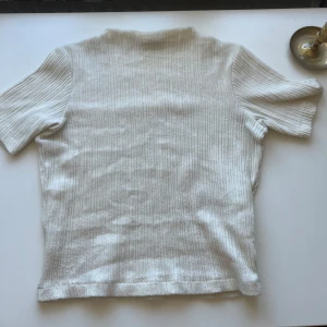 Vit ribbad topp från Zara - Ribbad topp från zara, kräm vit. Mycket bra skick!