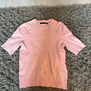 Rosa tröja från 157!💗 - Säljer en söt rosa tröja från 157 i storlek XS. Tröjan har en rund halsringning och korta ärmar, perfekt för vår och sommar. Den är tillverkad i ett mjukt material som känns skönt mot huden.💗