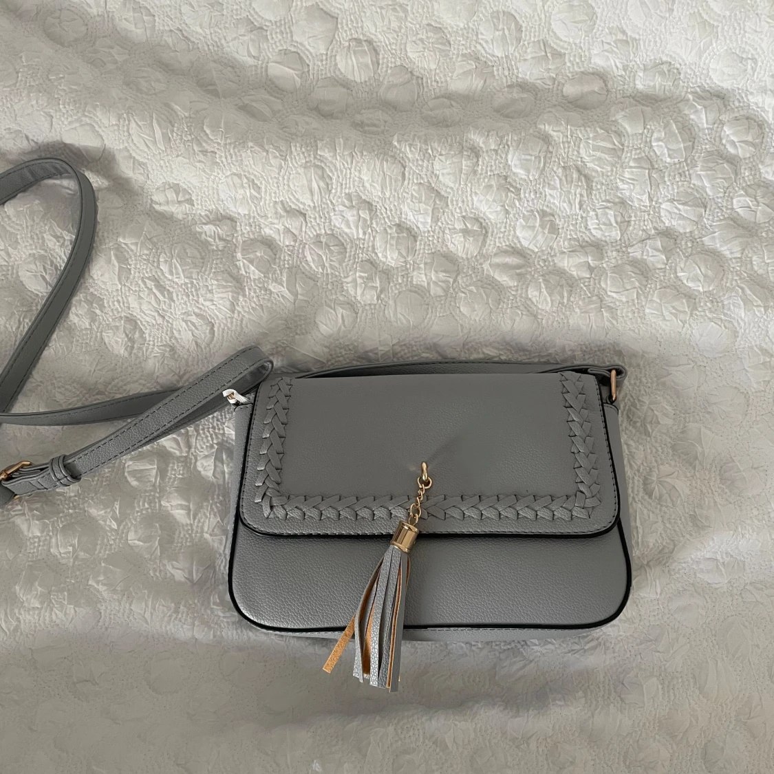 Blå axelväska med flätad detalj