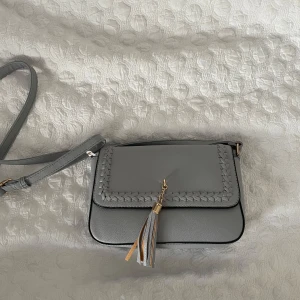 Blå axelväska med flätad detalj - Splitter ny och snygg blå väska med lappen kvar. Aldrig använt eftersom den inte riktigt är min stil.💕