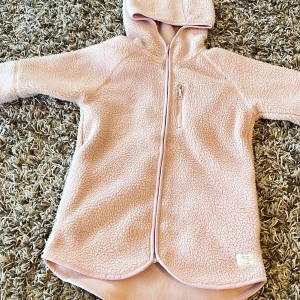 Rosa fleecejacka med huva ifrån Lager 157 - Mysig rosa fleecejacka med huva och dragkedja framtill. Jackan har två fickor. Den är perfekt för vår. 