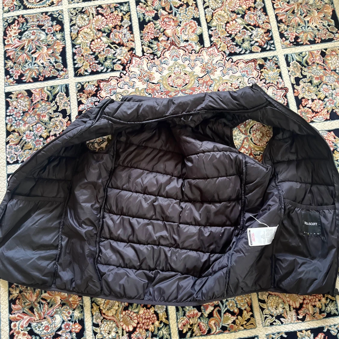 Svart dunväst från Lyle & Scott - 2