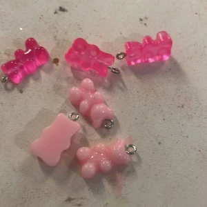 Rosa björnhängen - Säljer söta rosa björnhängen i olika nyanser. Perfekta för att skapa egna smycken eller som dekorationer. De har små öglor för enkel fastsättning. Säljer alla 6 för 11kr
