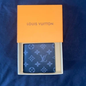 Svart grå Plånbok  - Den är ok använd. Bra för att ha till kort eller kontanter. Också en bra present till dina familj och vänner:) om ni vill köpa sms 💬 oss eller köp direkt av oss