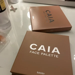 CAIA Face Palette Sassy💕 - Snygg face palette från CAIA i nyansen Sassy. Innehåller bronzer, rouge, contour och highlighter❤️