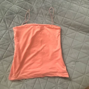 Rosa tubtopp Amisu - Säljer en söt rosa tubtopp med smala axelband. Perfekt för varma sommardagar eller som ett lager under en jacka. Enkel och stilren design som passar till det mesta.