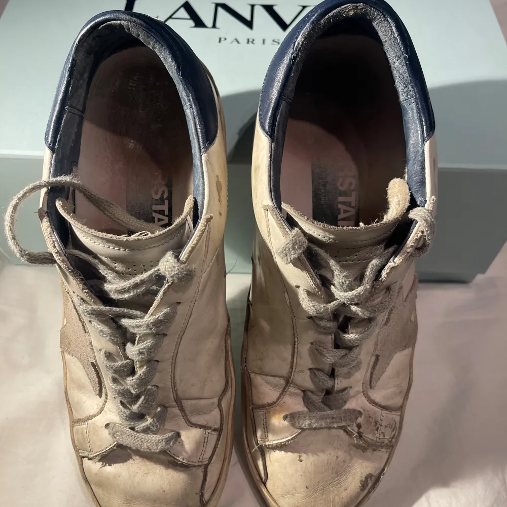 Perfekta skor för våren och sommaren! Snygga vita golden goose skor. Skick: 6-7/10. Ganska använda men funkar bra ändå. Bara skorna medföljer. Priset är inte hugget i sten! Går att pruta. Säljer vid snabb och bra deal. Fraktar snabbt! Size:42-43. Kengät.