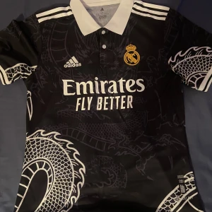 Real Madrid Jerseys  - Två stycka real Madrid tröjor, knappt använda och inga märken, båda för 450 en för 250 