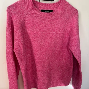 Rosa Stickad Tröja - Rosa stickad tröja från Vero Moda, storlek XS. Lite nopprig men annars i fint skick