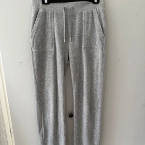 Juicy couture - Gråa juicy couture byxor velour, fint skick. Priset är redan prutat och klart💕